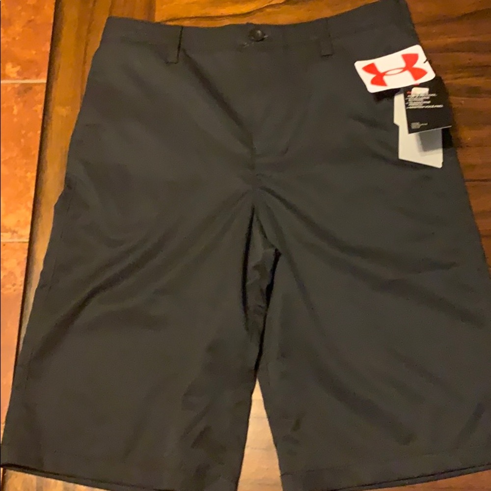 Boys Golf Under Armour black shorts size 18 NWT